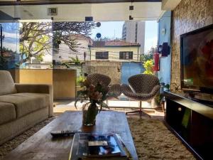 - un salon avec un canapé et une table dans l'établissement Praça Suítes & Hostel, à São Paulo
