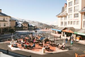 een groep mensen die aan tafels in een straat zitten bij Plaza Andalucía Edificio Salvia 2-6 pax in Monachil