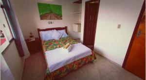 1 dormitorio pequeño con 1 cama en una habitación en Pousada Mar Azul Morro, en Morro de São Paulo