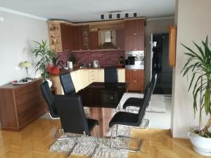 cocina con mesa y sillas en una habitación en Apartment Imamović, en Vogošća