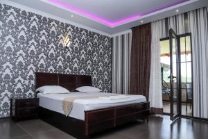 1 dormitorio con 1 cama con techo púrpura en Baden-Baden Hotel, en Ereván