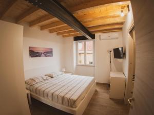 Un dormitorio con una cama grande y una ventana en FLATS 15 - New Opening, en Roma