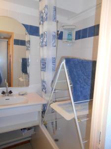Baño pequeño con lavabo y espejo en Résidence Chavière - Studio 4 personnes, en Modane