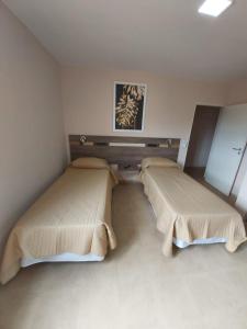 1 Schlafzimmer mit 2 Betten in einem Zimmer in der Unterkunft By Muni Apartamentos Premium in Tanti