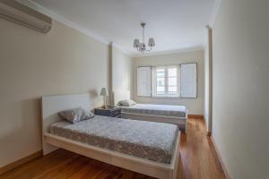 a bedroom with two beds and a window at Rio Gilao in Tavira