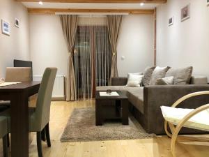 Istumisnurk majutusasutuses Apartmani Sredojevic