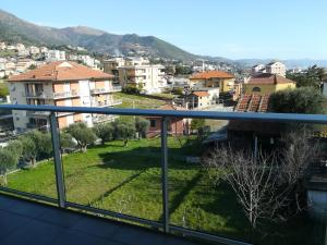 uma vista para a cidade a partir de uma varanda em Poggio Hotel em Arenzano