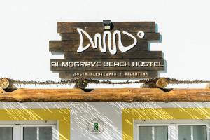 een bord aan de voorkant van een strandhuis bij Almograve Beach Hostel in Almograve