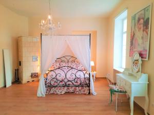 Posteľ alebo postele v izbe v ubytovaní Sisi-Schloss Rudolfsvilla - Appartement Elisabeth