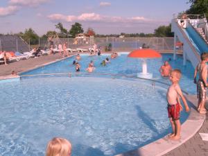 Bazén v ubytování Hummingen Camping hus 2 nebo v jeho okolí
