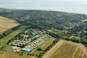 an aerial view of a parking lot with cars at Hummingen Camping hus 2 in Dannemare
