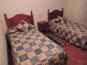 a bedroom with two beds at Casa Rural El Chorritero in Ovejuela