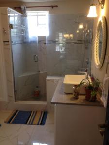 bagno con doccia, lavandino e servizi igienici di Sea Shells Villa a Christ Church