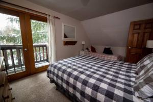 A bed or beds in a room at Sitka Alpine Log Cabin