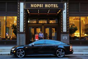 ein schwarzes Auto, das vor einem Hotel geparkt ist in der Unterkunft NOPSI Hotel New Orleans in New Orleans