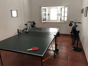 stół do ping ponga w pokoju z 2 rowerami w obiekcie Casa Beatriz w mieście Famara