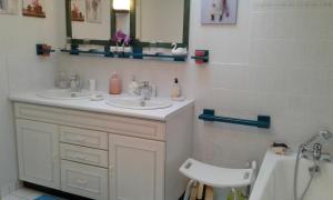 Galeriebild der Unterkunft Les Hirondelles Du Paradis 6 rue des Oiseaux in Beaulieu-sur-Sonnette