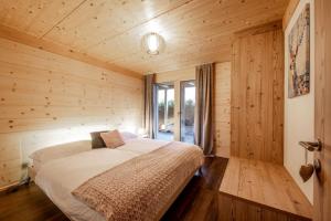 سرير أو أسرّة في غرفة في Chalet CARVE - Apartments EIGER, MOENCH and JUNGFRAU