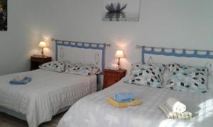 una camera con due letti e asciugamani di Les Hirondelles Du Paradis 6 rue des Oiseaux a Beaulieu-sur-Sonnette
