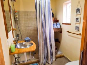a bathroom with a sink and a shower at Apartmento Tabares in Tejina