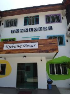 um edifício com um cartaz que lê a residência de kesteading em Klebang Besar Townlodge em Malaca