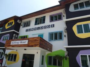 um edifício com um sinal para um hospital de enfermagem em Klebang Besar Townlodge em Malaca