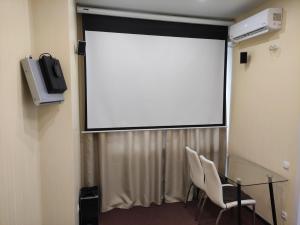 TV a/nebo společenská místnost v ubytování Small room with big cinema