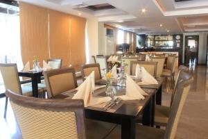 Prostor za sedenje u objektu The Pinnacle Hotel and Suites