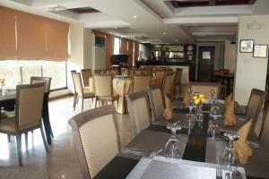 Prostor za sedenje u objektu The Pinnacle Hotel and Suites