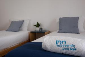 2 Betten nebeneinander in einem Zimmer in der Unterkunft InnEsposende Sports Hostel in Esposende
