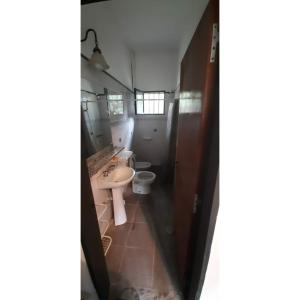 uma casa de banho com 2 WC e um lavatório em Casona de campo em Santa María