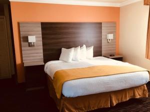 Postel nebo postele na pokoji v ubytování Arbor Inn Monterey