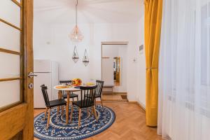 una sala da pranzo con tavolo e sedie di Garden Hideout - Central Apartment a Braşov