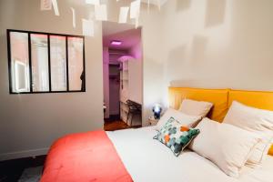 room five - parking, balnéothérapie, place nationale, un havre de paix客房内的一张或多张床位
