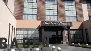 un edificio con un cartel en la parte delantera en Baden-Baden Hotel, en Ereván