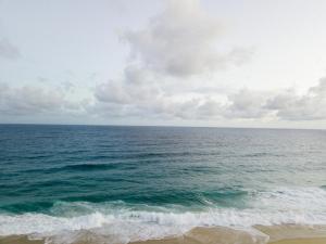uma vista para o oceano a partir da praia em The Towers at Pueblo Bonito Pacifica - All Inclusive - Adults Only em Cabo San Lucas
