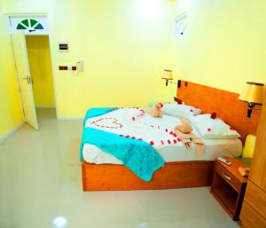 מיטה או מיטות בחדר ב-Omadhoo Coral View Inn