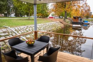 Výhled na řeku, která protéká v blízkosti apartmánu