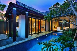 una imagen de una villa con piscina en The Jineng Villas by Ekosistem, en Seminyak