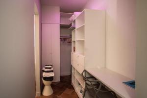 room five - parking, balnéothérapie, place nationale, un havre de paix的厨房或小厨房