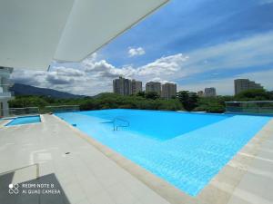 Swimming pool sa o malapit sa Apartamento en Santa Marta, hermosa vista.