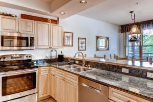Η κουζίνα ή μικρή κουζίνα στο Corral at Breckenridge Blue Jay Condo: Walk to Town / Lifts
