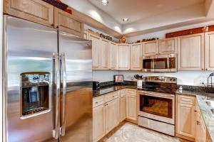 Η κουζίνα ή μικρή κουζίνα στο Corral at Breckenridge Blue Jay Condo: Walk to Town / Lifts