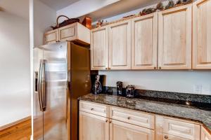 Η κουζίνα ή μικρή κουζίνα στο Corral at Breckenridge Blue Jay Condo: Walk to Town / Lifts