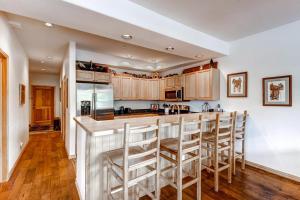 Η κουζίνα ή μικρή κουζίνα στο Corral at Breckenridge Blue Jay Condo: Walk to Town / Lifts +29 φωτογραφίες