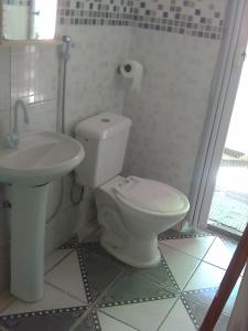 La salle de bains est pourvue de toilettes et d'un lavabo. dans l'établissement Casa de Veraneio em Ilhéus-BA - nas praias do Sul - Olivença, à Ilhéus