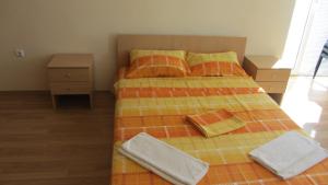 カヴァルナにあるApartments Bizoneのベッドルーム1室(ベッド1台、タオル2枚付)