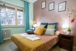 una camera da letto con un letto e due asciugamani di B&B Colorful Suite Yard a Roma