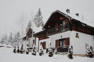 a log cabin in the snow with snow at Apartment Tarski konaci in Mitrovac