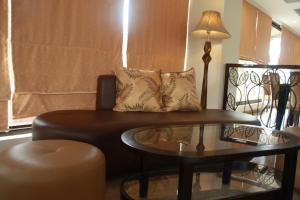 Prostor za sedenje u objektu The Pinnacle Hotel and Suites